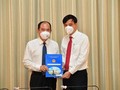 Phó Chủ tịch UBND TP.HCM Lê Hòa Bình trao quyết định tân Giám đốc Sở Y tế cho PGS-TS Tăng Chí Thượng. Ảnh: Việt Dũng