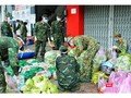 Bộ đội đi chợ hộ giúp người dân trong tâm dịch TP.HCM - Ảnh: Trần Thế Phong