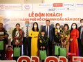 Bà Nguyễn Thị Ánh Hoa (áo dài màu vàng) - Giám đốc Sở Du lịch TP.HCM tại Lễ đón khách đến TP trong ngày 1/1/2021