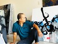 Họa sĩ Trần Vĩnh Thịnh bên các tác phẩm trừu tượng