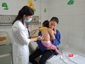 Thăm khám cho trẻ mắc sởi tại Bệnh viện Bệnh nhiệt đới Trung ương
