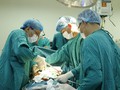 Bác sĩ của Bệnh viện đa khoa tỉnh Hà Tĩnh phẫu thuật cho bệnh nhân