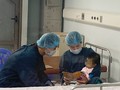 Bác sĩ Bệnh viện Nhi T.Ư chăm sóc cho bé V. sau khi mổ ghép gan.