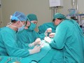 Bác sĩ của Bệnh viện đa khoa Đức Giang phẫu thuật cho bé trai.