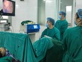 Bác sĩ của Bệnh viện đa khoa tỉnh Tuyên Quang phẫu thuật tán sỏi cho bệnh nhân.