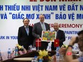 Đại diện các bệnh viện nhận tranh từ ông Kim Højlund Christensen - Đại sứ Đan Mạch tại Việt Nam.