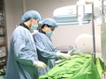 Bác sĩ của Bệnh viện đa khoa tỉnh Phú Thọ phẫu thuật cho bệnh nhi.