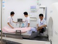 Một người bệnh có khối u não được điều trị bằng máy xạ phẫu Gamma Knife mới.
