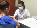 Bác sĩ khám cho trẻ tại Bệnh viện Nhi Trung ương.