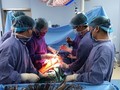 Kíp bác sĩ của Bệnh viện Trung ương quân đội 108 phẫu thuật cho cụ L.