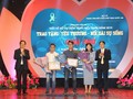 Ban tổ chức trao giải thưởng cho các tác giả đoạt giải trong cuộc thi.