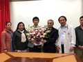 Nhóm bác sĩ của Khoa Cấp cứu, Bệnh viện Bạch Mai nhận lẵng hoa cảm ơn tư gia đình em V.Đ.H (Ảnh: Bác sĩ Lương Quốc Chính)