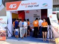 Nhiều thuê bao đã đến điểm trải nghiệm 4G của Viettel để sử dụng dịch vụ.
