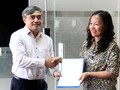 Bà Nguyễn Vũ Hồng Thanh nhận quyết định bổ nhiệm.