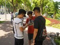 Một cảnh tượng quen thuộc ở Hồ Gươm, khi rất nhiều bạn trẻ tay cầm smartphone và trao đổi về tựa game Pokemon Go.
