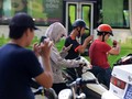 Mải mê săn Pokemon Go, nhiều người rơi vào nguy cơ mất an toàn như bị giật điện thoại, gặp tai nạn xe cộ hay thậm chí là đi lạc vào các khu quân sự bị cấm.