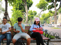 Rất nhiều bạn trẻ và người dân sống quanh khu vực Hồ Hoàn kiếm đã có thể vào mạng ở bất cứ đâu mà không cần sử dụng đến mạng 3G.