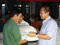Bộ trưởng Trương Minh Tuấn ân cần trao quà cho các gia đình chịu thiệt hại vì đợt lũ lụt vừa qua.