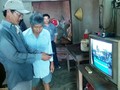 Nhân viên kỹ thuật hướng dẫn người dân cách sử dụng đầu thu truyền hình số (ảnh minh hoạ)
