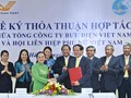 Lễ ký kết thỏa thuận hợp tác giữa Tổng công ty Bưu điện Việt Nam và Hội LHPN Việt Nam. Ảnh: MIC