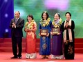 Thủ tướng Nguyễn Xuân Phúc (trái) và Nguyên Phó Chủ tịch nước Nguyễn Thị Doan (phải) tặng hoa cho các phụ nữ điển hình tiên tiến.