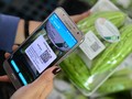 Tới đây, người tiêu dùng tại Hà Nội có thể sử dụng ứng dụng trên điện thoại thông minh quét mã QR code trên thực phẩm để truy xuất nguồn gốc. Ảnh: UBND TP. Hà Nội.