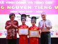Nguyên Thứ trưởng Bộ GD&ĐT Nguyễn Vinh Hiển (ngoài cùng bên phải) và Giáo sư sử học Lê Văn Lan (ngoài cùng bên trái) trao giải cho hai "Trạng Nguyên" Nguyễn Hà Phương (thứ 2 từ trái sang) và Quách Minh Châu (thứ 3 từ trái sang).