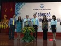 Thứ trưởng Nguyễn Minh Hồng, Đại diện VnPost và các khách mời thực hiện nghi thức khai trương Cổng thông tin điện tử tra cứu Mã bưu chính quốc gia.