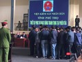 Bị cáo Nguyễn Thanh Hóa đứng hàng trên trong nhóm các bị cáo nghe tòa tuyên phạt hôm nay.