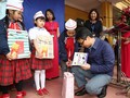 Hàng trăm cuốn sách đã được trao tặng tràn đầy niềm vui cùng sự háo hức của các em học sinh.