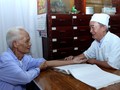 Các thầy thuốc đông y khám chữa bệnh và phô diễn tài năng là điểm mới của sự kiện thường niên Festival nghề truyền thống Huế năm nay.