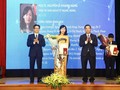 Phó Thủ tướng Vũ Đức Đam và Bộ trưởng Bộ KHCN Chu NGọc Anh trao Giải thưởng Tạ Quang Bửu 2019 cho TS Nguyễn Lê Khánh Hằng. 