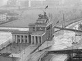 Năm 1961, Bức tường Berlin bắt đầu được dựng lên, ngăn cách Đông Đức và Tây Đức. Nó trở thành biểu tượng nổi tiếng nhất của cuộc chiến tranh Lạnh.