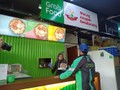 Tài xế GrabFood tới nhận đồ ăn ở quầy hàng tại GrabKitchen (ảnh chụp tại Indonesia).