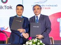 Ông Nguyễn Minh Hồng - Chủ tịch Hội Truyền thông Số Việt Nam và ông Nguyễn Lâm Thanh - Giám đốc Chính sách của TikTok Việt Nam ký kết hợp tác chiến lược.