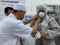Mỗi đội phản ứng nhanh có 6 cán bộ y tế nhằm hỗ trợ chuyên môn cho các bệnh viện thu dung, điều trị, chăm sóc và kiểm soát lây nhiễm bệnh. Ảnh: Báo Thanh niên.