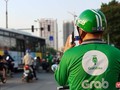 Tài xế GrabBike vừa lái xe vừa thực hiện cuộc gọi là lỗi phổ biến. 