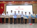 Giám đốc Sở GDĐT Hà Nội Chử Xuân Dũng và Hiệu trưởng trường THCS Thái Thịnh Nguyễn Cao Cường (đại diện nhà tài trợ) trao máy tính cho học sinh có hoàn cảnh khó khăn. Ảnh: Minh Ngọc.