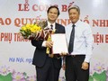 Thứ trưởng Bộ Y tế Nguyễn Trường Sơn  trao quyết định bổ nhiệm PGS.TS Đào Xuân Cơ. Ảnh: bachmai.gov.vn.