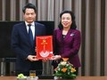 Phó Bí thư Thường trực Thành ủy Ngô Thị Thanh Hằng trao quyết định bổ nhiệm cho ông Nguyễn Quang Đức. (Ảnh: UBND TP. Hà Nội)