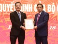 Trưởng Ban Tổ chức T.Ư Phạm Minh Chính trao quyết định điều động ông Chu Ngọc Anh. Ảnh: UBND TP. Hà Nội.