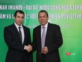 Đại sứ Anar Imanov (trái) và ông Lê Thọ Bình tại buổi tiếp đoàn Đại sứ Cộng hòa Azerbaijan tại Việt Nam. (Ảnh: Đăng Khoa)