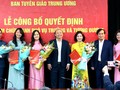 Ông Vũ Quý Cường (ngoài cùng bên trái) và bà Nguyễn Thị Mỹ Linh (thứ năm từ bên trái) nhận hoa và quyết định bổ nhiệm cán bộ