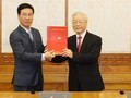 Tổng Bí thư, Chủ tịch nước Nguyễn Phú Trọng trao quyết định cho ông Võ Văn Thưởng. Ảnh TTXVN