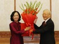 Tổng Bí thư Nguyễn Phú Trọng trao Quyết định của Bộ Chính trị phân công bà Trương Thị Mai giữ chức Trưởng ban Tổ chức Trung ương. 