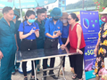 Đoàn thanh niên hướng dẫn nhân dân cài đặt, sử dụng ứng dụng Bluezone.