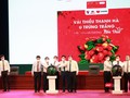 Đại diện các cơ quan, bộ ngành thực hiện bấm nút khởi động chương trình đưa vải thiều và nông sản Hải Dương lên các sàn thương mại điện tử