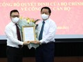 Ông Lê Quốc Minh nhận quyết định và hoa chúc mừng từ ông Nguyễn Trọng Nghĩa.