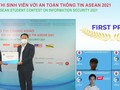 Thứ trưởng Bộ TT&TT Nguyễn Huy Dũng và Chủ tịch VNISA Nguyễn Thành Hưng trao giải Nhất cho đội Pawsitive - Đại học Công nghệ, Đại học Quốc gia Hà Nội.