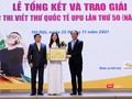 Ông Phạm Anh Tuấn - Thứ trưởng Bộ Thông tin và Truyền thông, Trưởng Ban Tổ chức cuộc thi và ông Nguyễn Hải Thanh - Chủ tịch HĐTV TCT Bưu điện Việt Nam trao Giấy chứng nhận giải Nhất quốc gia và phần thưởng của Ban Tổ chức.